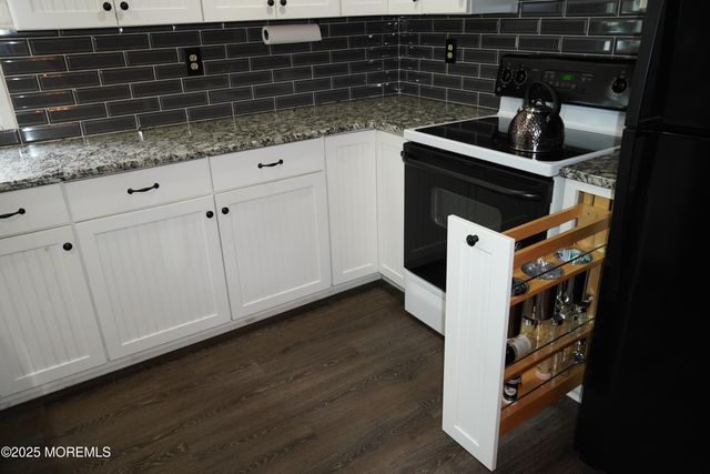 5 Summit Avenue, Manalapan, NJ 07726