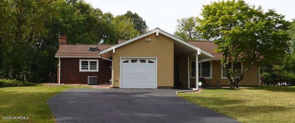 5 Summit Avenue, Manalapan, NJ 07726