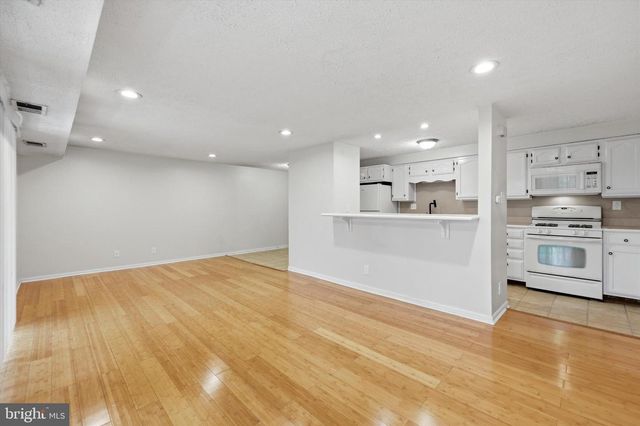 100 KENWOOD DR, Sicklerville, NJ 08081