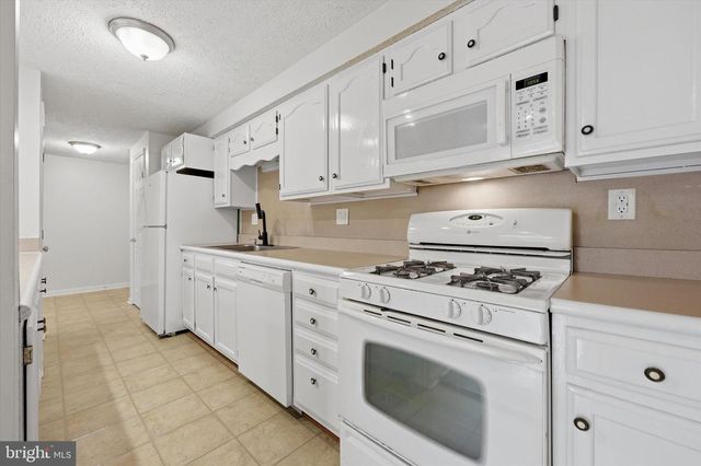 100 KENWOOD DR, Sicklerville, NJ 08081