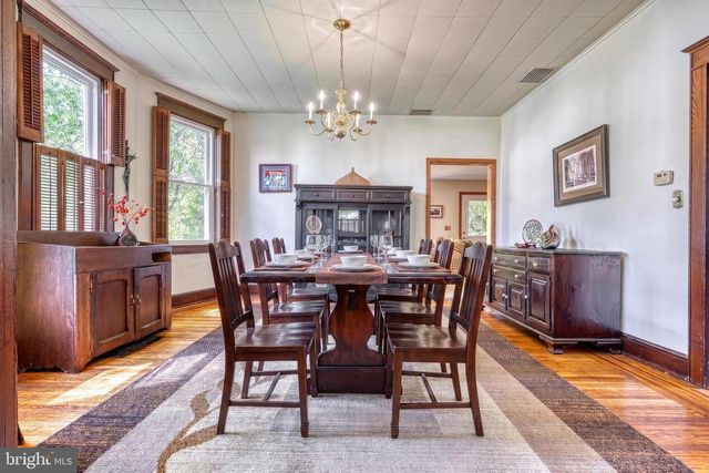 19 S CONSTITUTION AVE, New Freedom, PA 17349