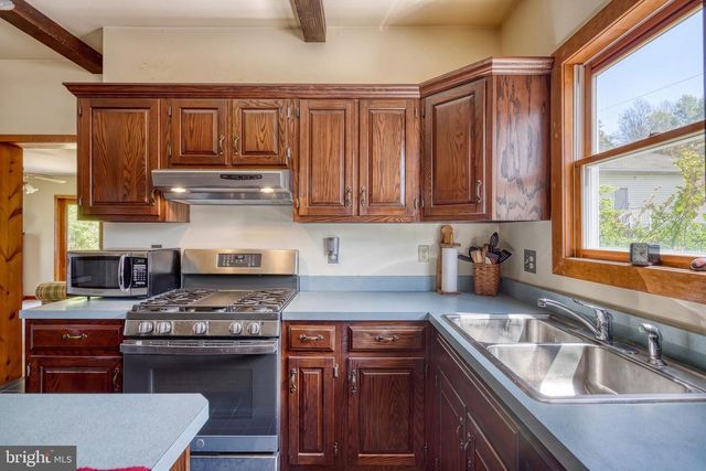 19 S CONSTITUTION AVE, New Freedom, PA 17349