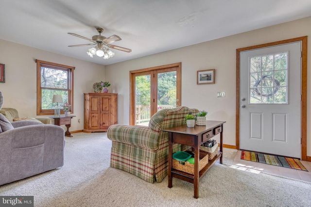 19 S CONSTITUTION AVE, New Freedom, PA 17349
