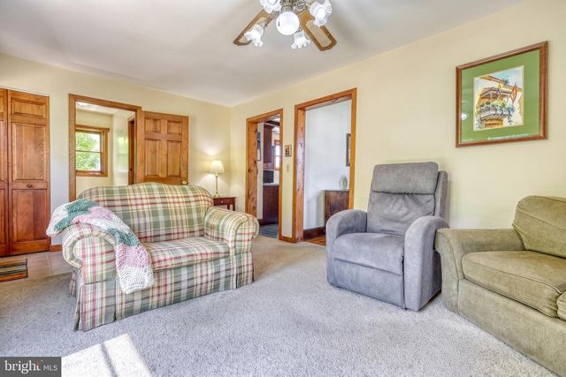 19 S CONSTITUTION AVE, New Freedom, PA 17349