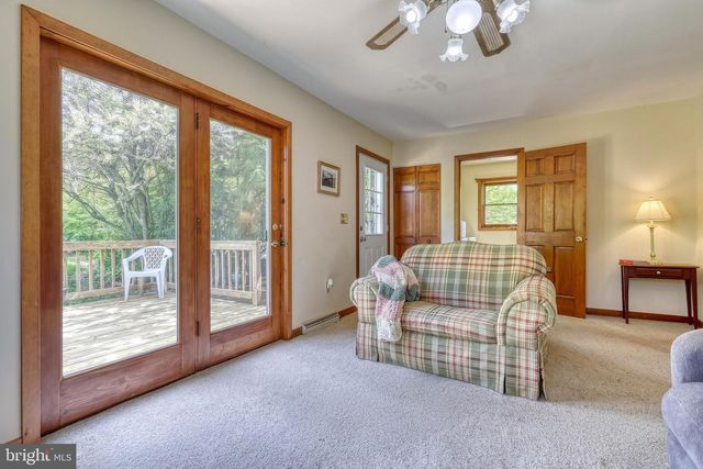 19 S CONSTITUTION AVE, New Freedom, PA 17349