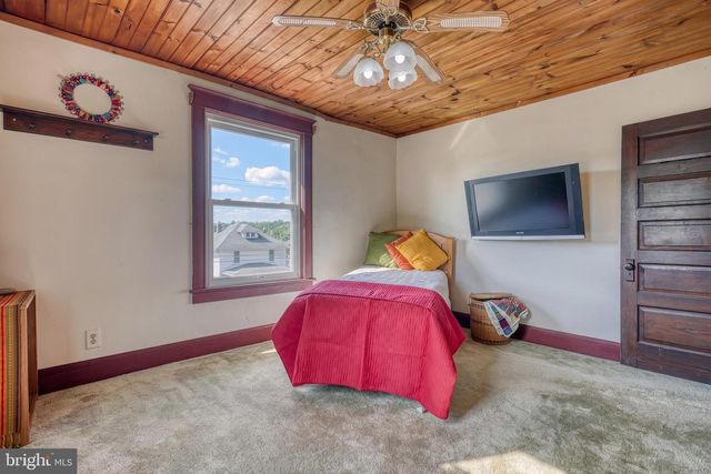 19 S CONSTITUTION AVE, New Freedom, PA 17349