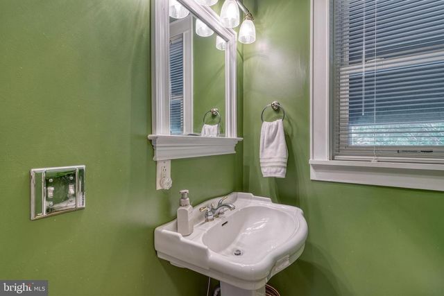 19 S CONSTITUTION AVE, New Freedom, PA 17349