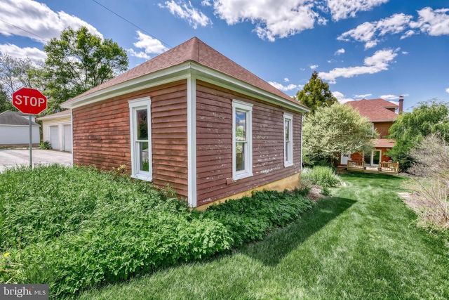 19 S CONSTITUTION AVE, New Freedom, PA 17349