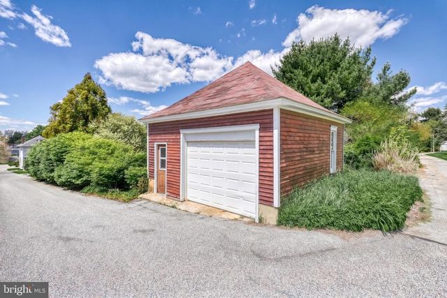 19 S CONSTITUTION AVE, New Freedom, PA 17349