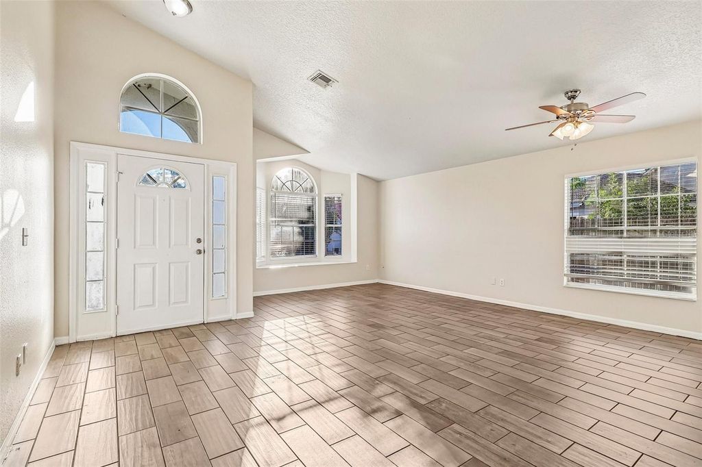 Image 2 of property listing at 9200 VALENCIA PALMS DRIVE, Orlando, FL 32825