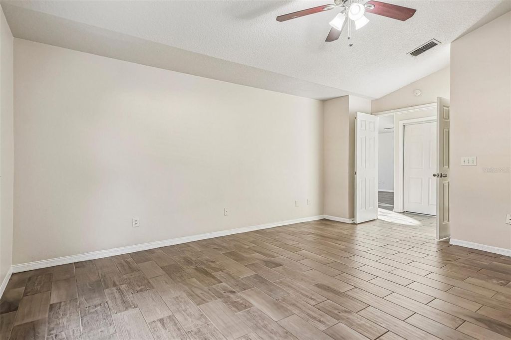 Image 12 of property listing at 9200 VALENCIA PALMS DRIVE, Orlando, FL 32825