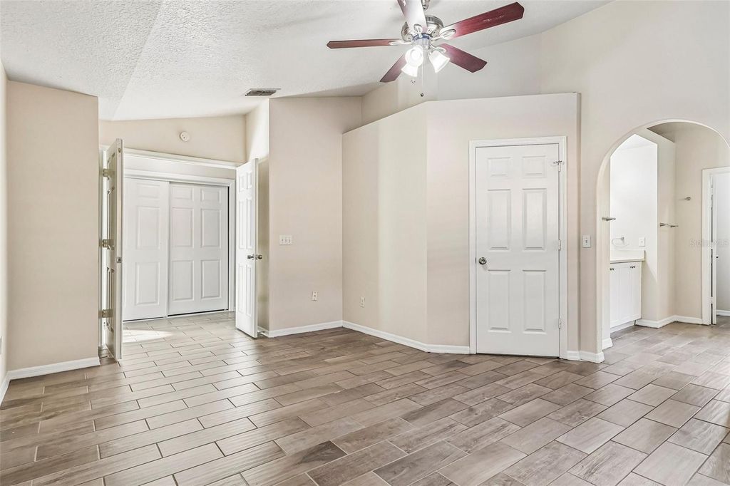 Image 13 of property listing at 9200 VALENCIA PALMS DRIVE, Orlando, FL 32825