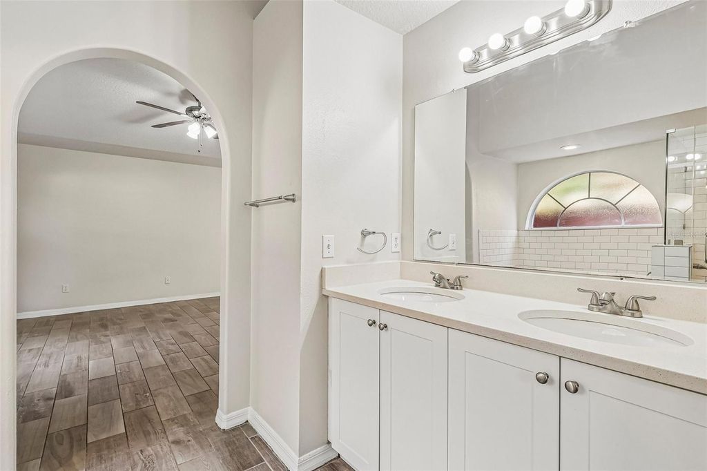 Image 14 of property listing at 9200 VALENCIA PALMS DRIVE, Orlando, FL 32825