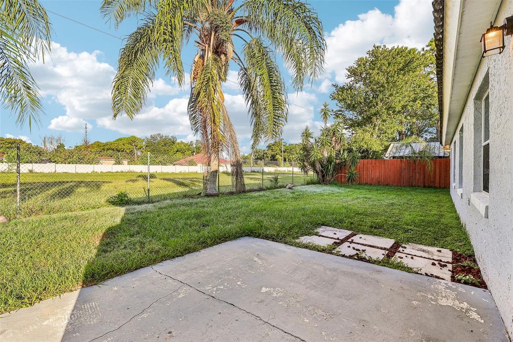 Image 25 of property listing at 9200 VALENCIA PALMS DRIVE, Orlando, FL 32825