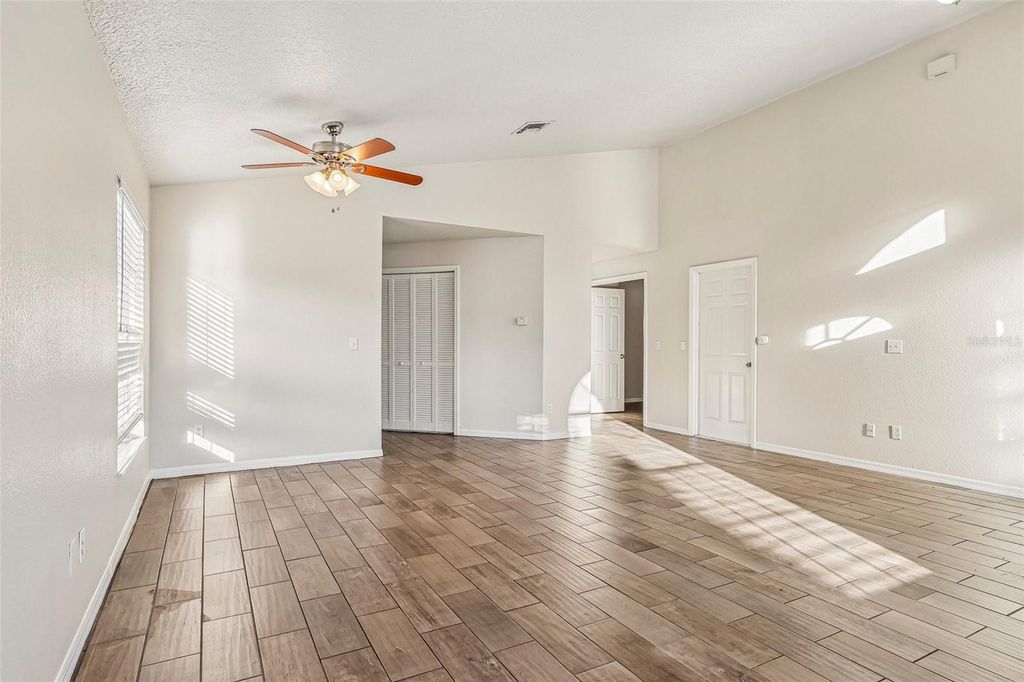 Image 4 of property listing at 9200 VALENCIA PALMS DRIVE, Orlando, FL 32825