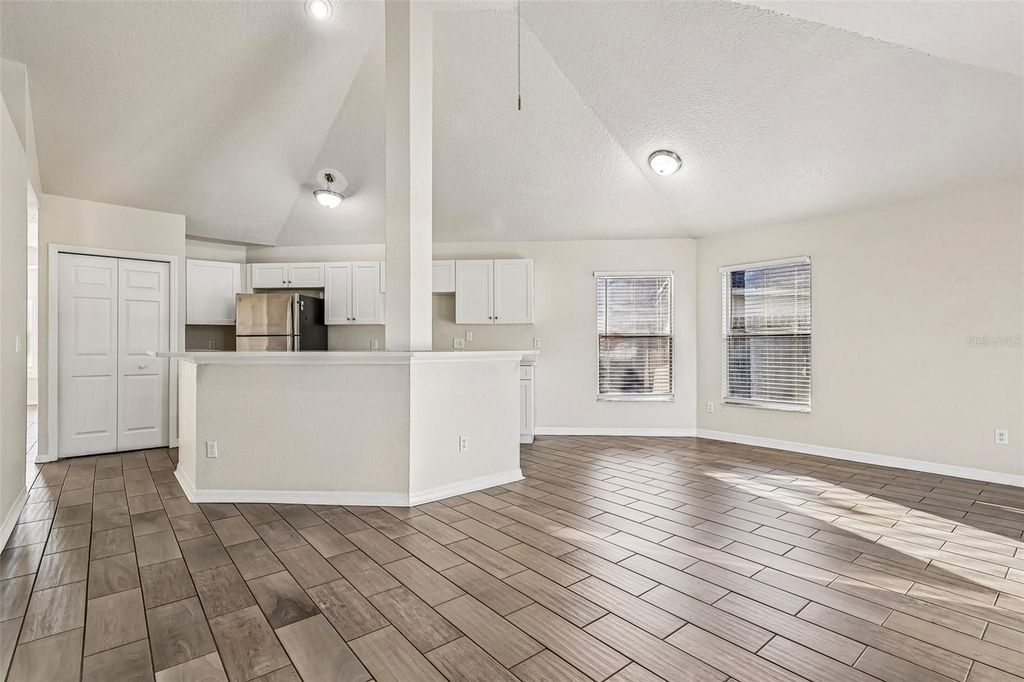 Image 6 of property listing at 9200 VALENCIA PALMS DRIVE, Orlando, FL 32825