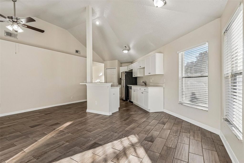Image 7 of property listing at 9200 VALENCIA PALMS DRIVE, Orlando, FL 32825