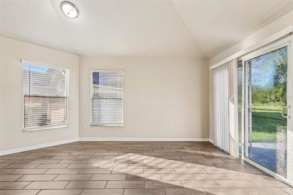 Image 8 of property listing at 9200 VALENCIA PALMS DRIVE, Orlando, FL 32825