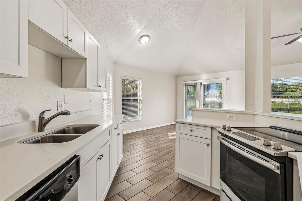 Image 9 of property listing at 9200 VALENCIA PALMS DRIVE, Orlando, FL 32825
