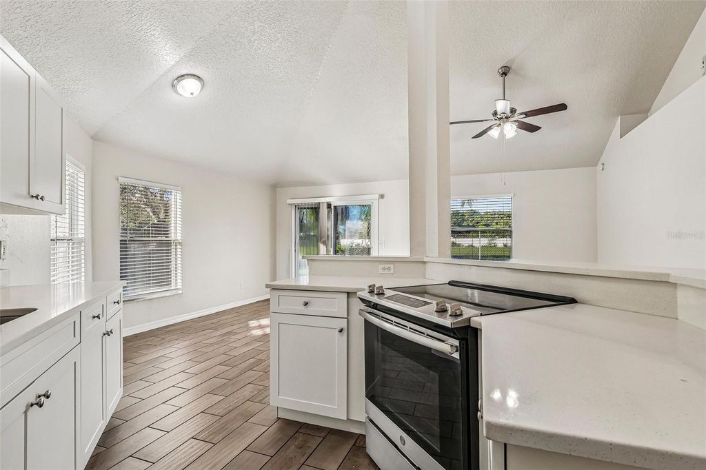 Image 10 of property listing at 9200 VALENCIA PALMS DRIVE, Orlando, FL 32825