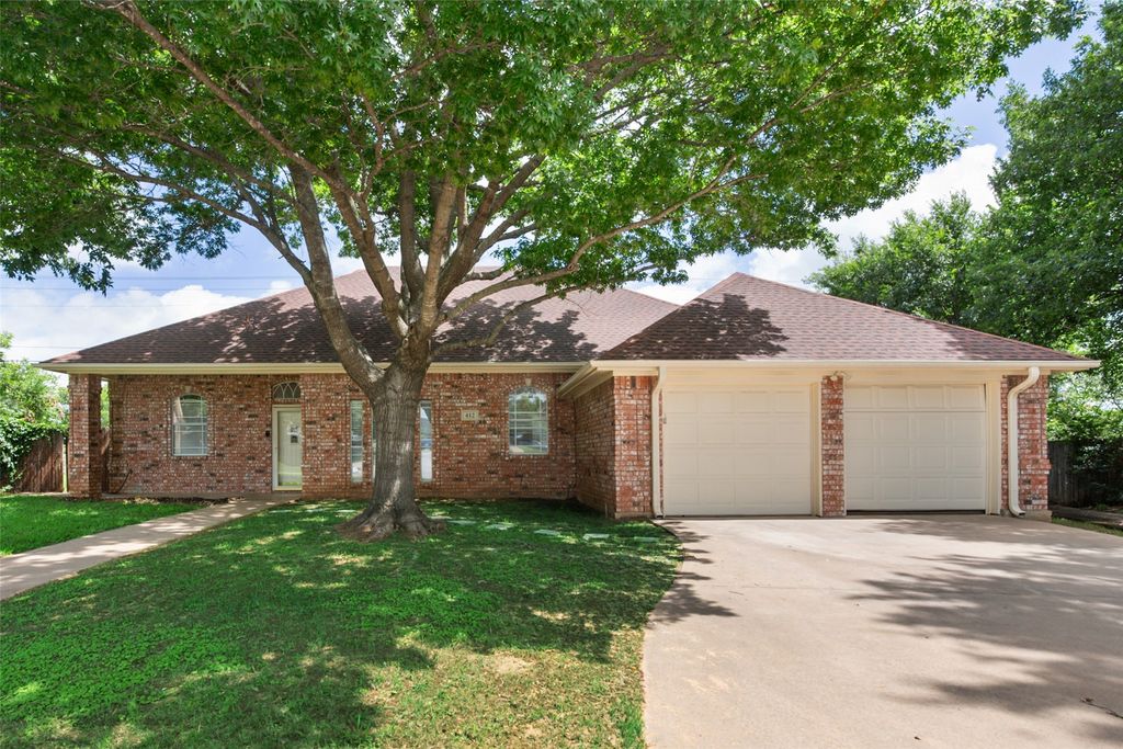 412 Springhill Court, Burleson, TX 76028
