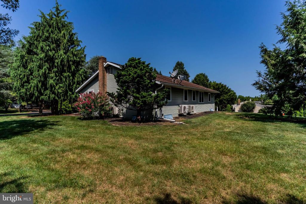 1 CHALFONT CIR, Hummelstown, PA 17036