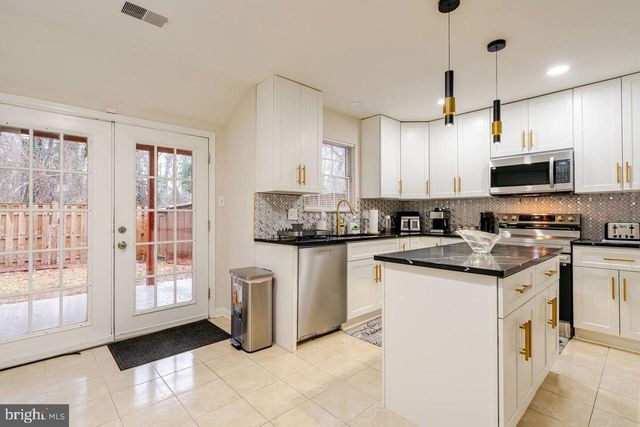 6932 STORCH CIR, Lanham, MD 20706