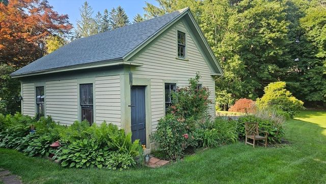 33 Gilbert St, North Brookfield, MA 01535