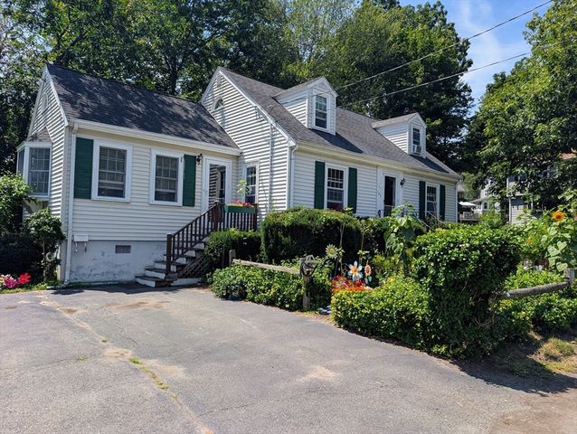 102 Sanford St, Melrose, MA 02176