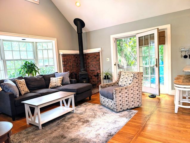 102 Sanford St, Melrose, MA 02176