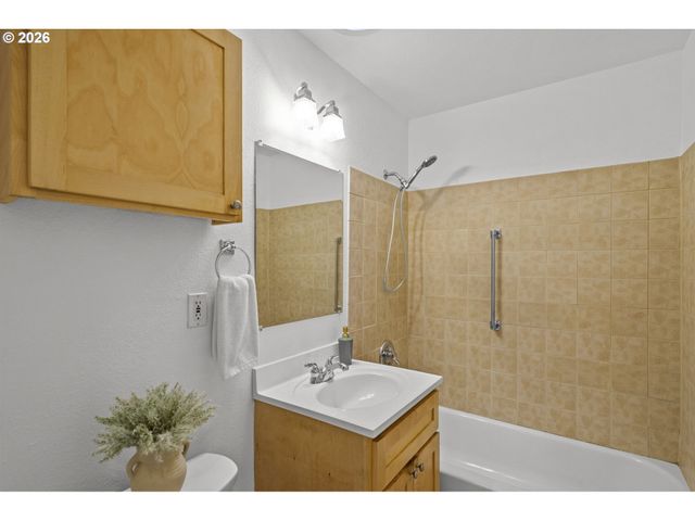 7302 N NEW YORK Ave, Portland, OR 97203