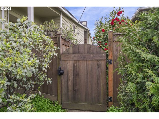 7302 N NEW YORK Ave, Portland, OR 97203