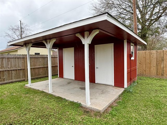 316 Angle Street, Angleton, TX 77515