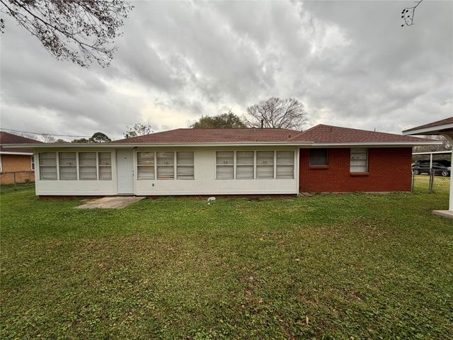 316 Angle Street, Angleton, TX 77515