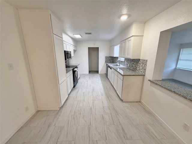 316 Angle Street, Angleton, TX 77515