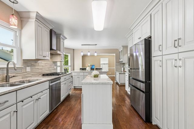 1175 Lakewood Circle, Naperville, IL 60540