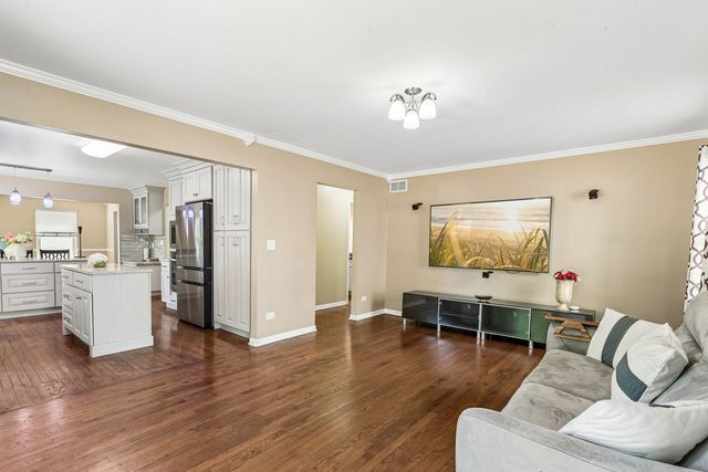 1175 Lakewood Circle, Naperville, IL 60540