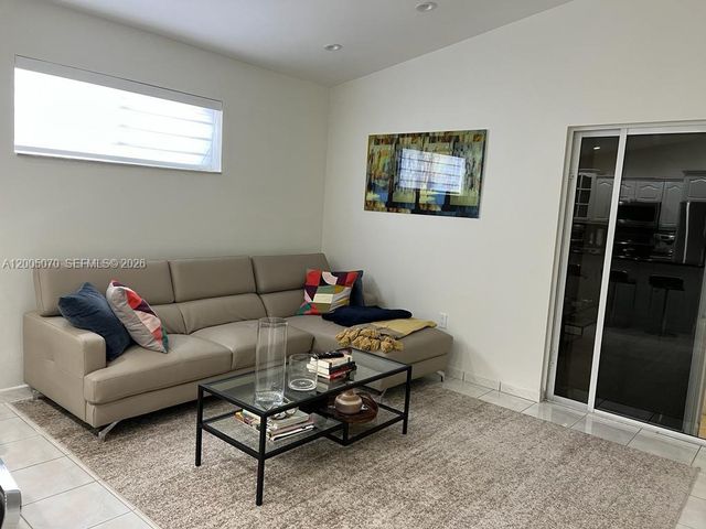 8974 NW 112th St, Hialeah Gardens, FL 33018