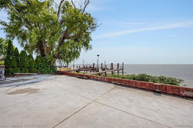 34338 Jefferson Avenue, Harrison Twp, MI 48045