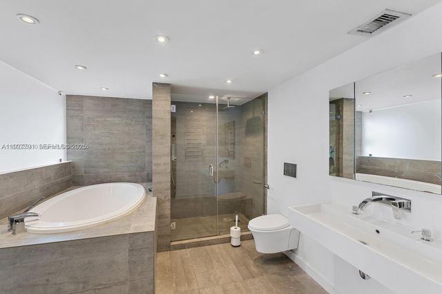 100 Ocean Lane Dr 304, Key Biscayne, FL 33149