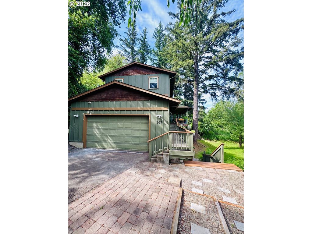 Image 1 of property listing at 957 Sw FELLOWS St, Mc Minnville, OR 97128