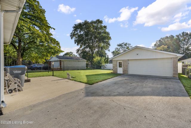 7905 Canna Dr, Louisville, KY 40258