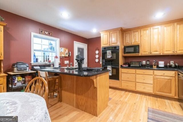 55 Santa Pera Dr, Cleveland, GA 30528
