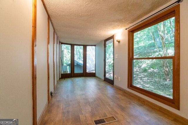 55 Santa Pera Dr, Cleveland, GA 30528