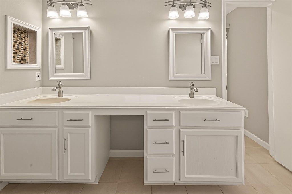 Image 32 of property listing at 10810 Umber Court, Houston, TX 77099