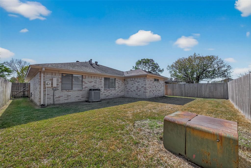 Image 40 of property listing at 10810 Umber Court, Houston, TX 77099