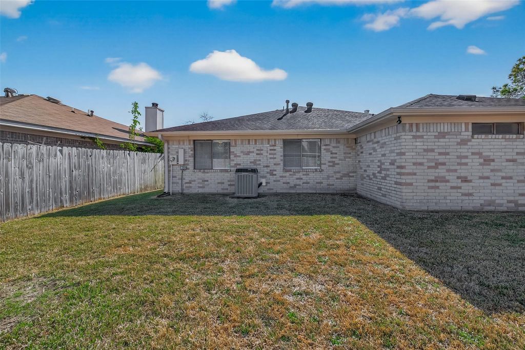 Image 41 of property listing at 10810 Umber Court, Houston, TX 77099
