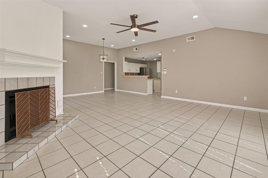 Image 5 of property listing at 10810 Umber Court, Houston, TX 77099