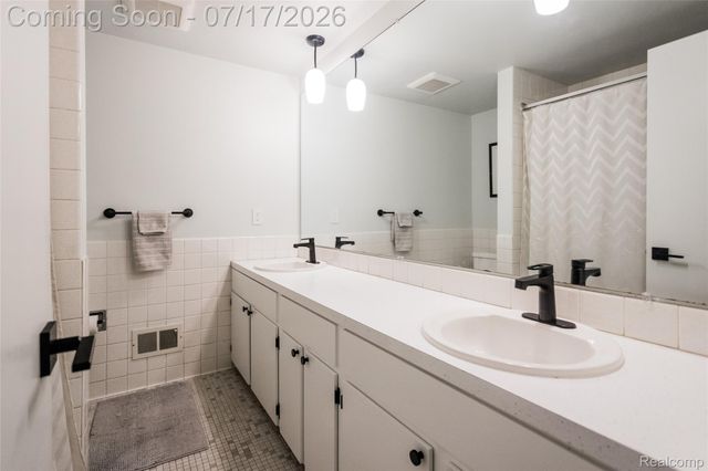 2031 HYDE PARK Road, Detroit, MI 48207