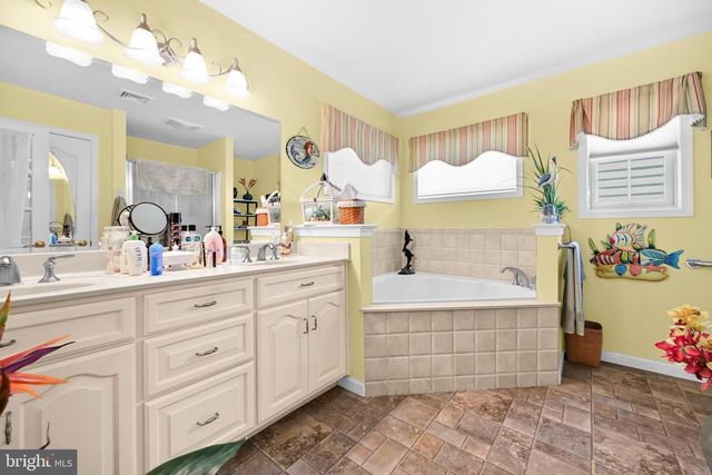 1066 CAMBRIDGE DR, Manheim, PA 17545